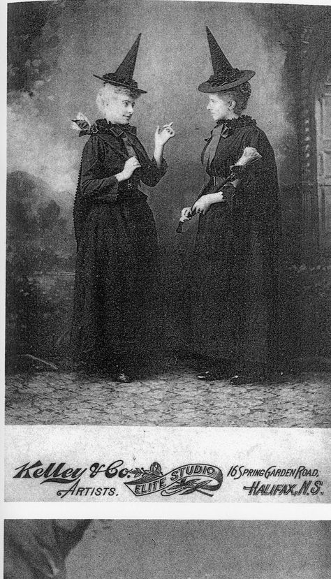 something wicked this way comes, photograph dated 1910, 2 edwardian women off to a costume ball. fabulous headwear Old Time Witch Costume, Edwardian Halloween Costume, Old Witch Aesthetic, Edwardian Halloween, Edwardian Witch, Vintage Witch Costume, Vintage Witch Mask, Vintage Witch Portrait, Halloween Store Display