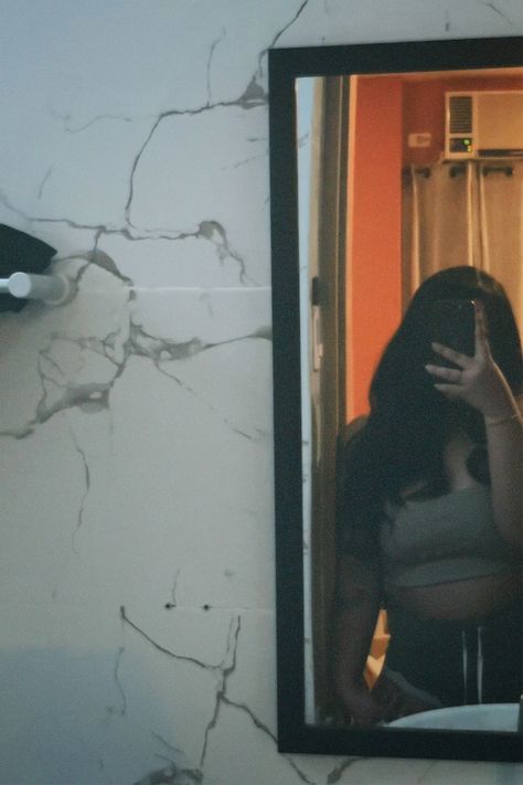 Chubby Mirror Selfie No Face, Chubby Aesthetic Outfit, Fake Aesthetic, Chubby Outfit Ideas, Iphone Mirror Selfie, Night Snap, Image Couple, Bf Picture, Pretty Wallpapers Tumblr