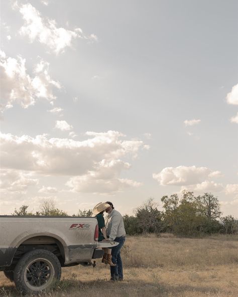 All you need is a cute couple, a truck, and a great view to get this photo😍🤪 Back Of Truck Couple Pictures, Pictures In The Back Of A Truck, Pick Up Truck Couple Pictures, Old Truck Maternity Pictures, Country Couple Photoshoot With Truck, Christmas Couple Poses Photography, Pickup Truck Couple Pictures, Bed Of Truck Photoshoot, Truck Bed Couple Photos