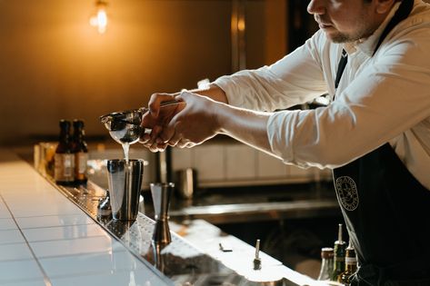 5 Tips for Making Great Drinks Bartending Basics, Bartending 101, Smoked Whiskey, Bartending Tips, Smoked Cocktails, Whisky Sour, Tropical Food, Lemon Water Benefits, Pisco Sour