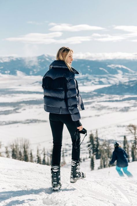 This Is By Far the Coolest Skiwear Edit I've Seen All Season Ski Googles Outfits, Snow Ski Outfits For Women, Nordic Skiing Outfit, Womens Ski Fashion, Women Ski Fashion, Ski Outfit 2024, Cute Ski Jackets, Ski Chic, Skiing Outfit For Women