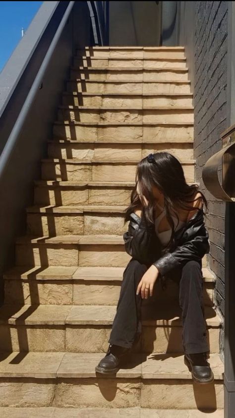 Poses Inspiration Instagram, Picture Poses Stairs, Leather Jacket Instagram Photos, Photography Stairs Poses, City Photo Ideas Aesthetic, Pictures On The Stairs Ideas, Pose Ideas Instagram Aesthetic, Instagram City Poses, How To Pose In Stairs