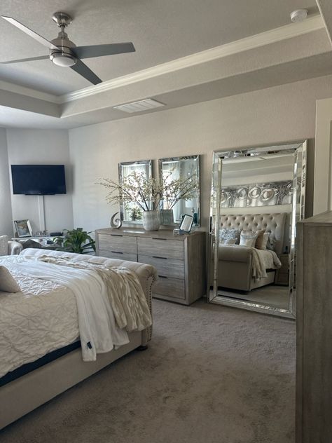 Husband And Wife Room Ideas Master Bedrooms, Bedroom Ideas Masterbedroom, Bedroom Inspo Married Couple, Married Couple Bedroom Aesthetic, Aesthetic Bedroom Married Couple, Couple Room Ideas Bedrooms Married, Blocksburg Master Room Ideas, Room Ideas For Adults, Master Sweet Bedroom Ideas