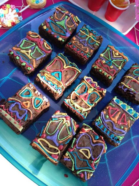 TIki brownies at a Hawaiian luau Minnie Mouse birthday party! See more party ideas at http://CatchMyParty.com! Polynesian 21st Birthday, Hula Party Ideas, Tiki Brownies, Tiki Party Ideas, Tiki Party Food, Decorate Brownies, Tiki Pool Party, Hawaiian Luau Party Ideas, Tiki Food