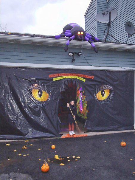 Garage Halloween Party, Halloween Garage Door, Halloween Garage, Haunted House Diy, Halloween Diy Outdoor, Halloween Outside, Casa Halloween, Halloween Decorations Diy Outdoor, Adornos Halloween