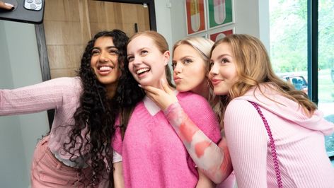 ‘Mean Girls’ Movie Musical Guide: Meet the New Plastics and That Surprise Extended Cameo Renee Rapp And Avantika, Renee Rapp And Angourie Rice, Bebe Wood Actress, Avantika Vandanapu, Angourie Rice, Jonathan Bennett, Cady Heron, Stars D'hollywood, Mean Girls Movie