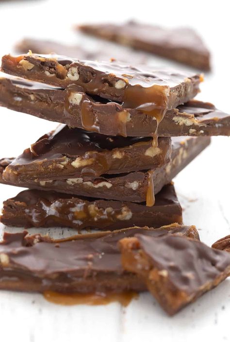 A stack of keto pecan turtle bark with chewy sugar free caramel oozing out. Turtle Bark, Pecan Bark, Chocolates Cookies, Pecan Turtles, Low Carb Candy, Salted Carmel, Keto Candy, Thm Desserts, Low Carb Sweets