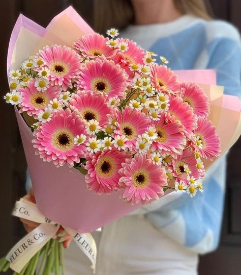 Pink Gerbera Bouquet, Gerbera Daisy Bouquet, Gerbera Bouquet, Floral Design Classes, Birthday Flowers Bouquet, Pink Gerbera, Fresh Flower Bouquets, Creative Flower Arrangements, Boquette Flowers