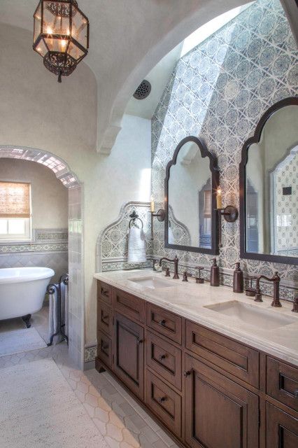 Spanish Colonial Bathroom Ideas, Modern Spanish Style Bathroom, Mexican Bathroom Ideas, Modern Spanish Bathroom, Spanish Revival Bathroom, Hacienda Bathroom, Spanish Style Home Interior, Home Ideas Kitchen, Modern Spanish Style