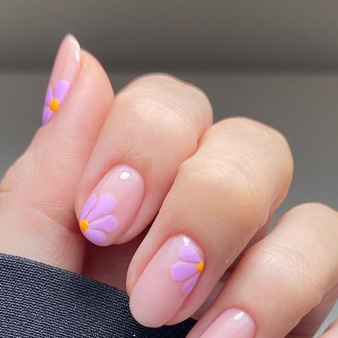 Minimalist Flower Nails, Nail Inspo Flowers, Oval Nails Designs, Cuticle Scissors, Retro Nails, Cute Simple Nails, Subtle Nails, Beauty Nails Design, Summery Nails