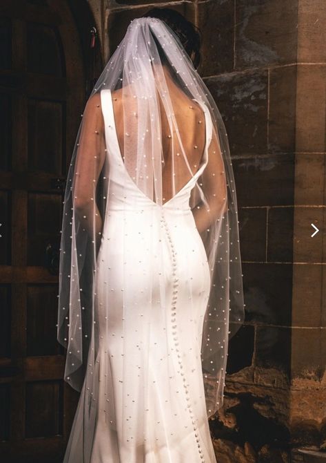 Wedding Veils With Hair Up Messy Buns, Pearl Embellished Wedding Dress, Pearl Veil Wedding, Jordans Wedding, Bridal Vail, Wedding Challenge, Modern Veil, Unique Wedding Veils, Simple Veil