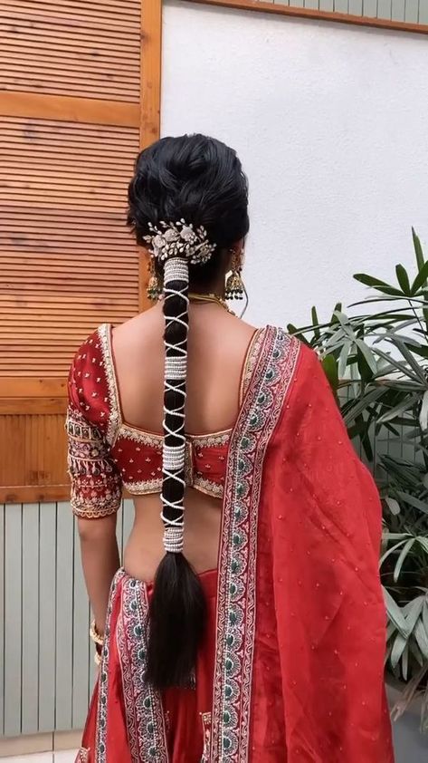 Choti Hairstyle For Bridal, Open Hairstyles For Round Face, Bridal Choti Hairstyle, Royal Bridal Look, Punjabi Hairstyles, Braid With Ribbon, Hair Style On Saree, Hair Style Vedio, Bridal Hairdo