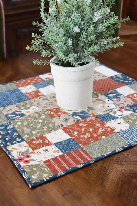 Easy Table Runner Pattern Free, Charm Pack Table Runner, Charm Pack Projects, Table Runners Christmas, Charm Pack Quilt Patterns, A Quilting Life, Placemat Patterns, Quilted Table Runners Christmas, Table Runners And Placemats