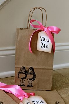 Adorable & simple party favor bag. Could put KTG info in here, BYA info. coupons for participating businesses, candy, etc. Comic Christmas, Happy Unbirthday, Alice In Wonderland Party Ideas, Alice In Wonderland Gifts, Wonderland Party Ideas, Alice In Wonderland Tea Party Birthday, Alice Tea Party, Mad Hatter Party, Alice In Wonderland Wedding