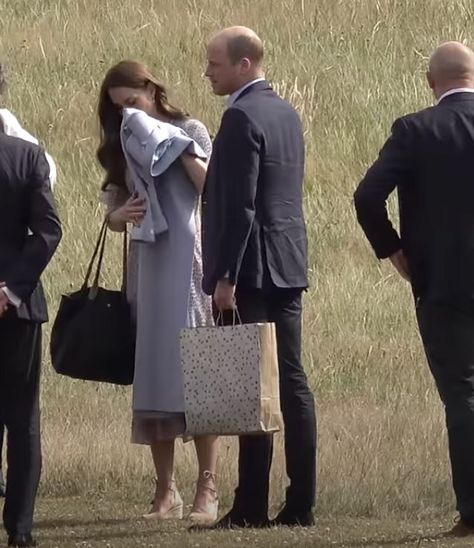 Longchamp Kate Middleton, Kate Middleton Longchamp, Longchamp Le Pliage Outfit, Everyday Handbags, Kate Middleton Dress, Pack Like A Pro, Kate Middleton Outfits, Blotting Paper, Everyday Handbag