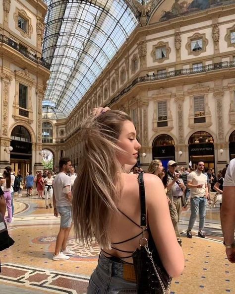 European Photoshoot Ideas, Como Italy Photo Ideas, Photoshoot Ideas Italy, Italy Poses Instagram, Italy Ideas Photo, Travel Pics Ideas, Photos In Milan, Milan Pose Ideas, Milano Instagram Photos