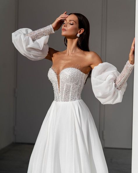 Voluminous Wedding Dress, Long Sleeve Bridal Dresses, Sparkly Wedding Dress, Organza Wedding Dress, Organza Wedding, Sparkly Wedding, Pretty Wedding Dresses, Voluminous Sleeves, Backless Wedding