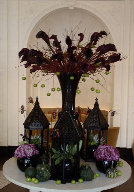 Halloween at The Connaught Hotel 2008 | Ken Marten | Flickr Gothic Centerpieces, Tis Autumn, Halloween Floral Arrangements, Goth Diy, House Aesthetics, Gothic Bedroom, Halloween Party Dinner, Halloween Floral, Halloween Flowers