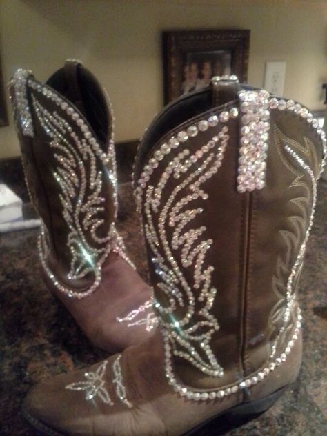 OMG!!!!!!!!! LOVE THESE! fun for National Finals Rodeo in Vegas ~ rhinestone boots by Marilyn Cute Cowgirl Boots, Rhinestone Boots, Boot Scootin Boogie, Boots Diy, Rhinestone Cowgirl, Cowgirl Bling, Boot Bling, Hot Boots, Diy Rhinestone