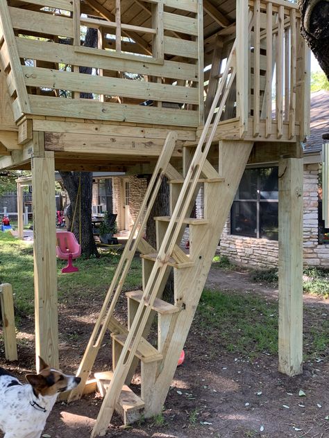 Backyard treehouse, two trees and two posts. Treehouse TABs. Tree house staircase with hand rails. Stairs #treehouse #ladder #tree #house #diy #backyard Treehouse Stairs Ideas, Tree House Ladder Ideas, Tree House Ladder, Treehouse Ladder Ideas, Stairs To Treehouse, Tree House Stairs, Treehouse Railing, Treehouse Furniture, Treehouse Ladder