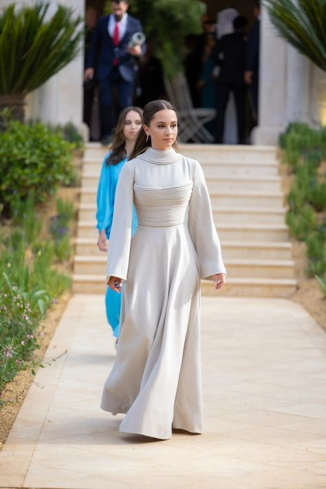 The Best Dressed Guests At Jordan's Royal Wedding Princess Iman, Robes D'occasion, Gowns Dresses Elegant, Modest Dresses Casual, Fancy Dresses Long, Royal Dresses, Muslim Fashion Dress, Royal Outfits, Princesa Diana