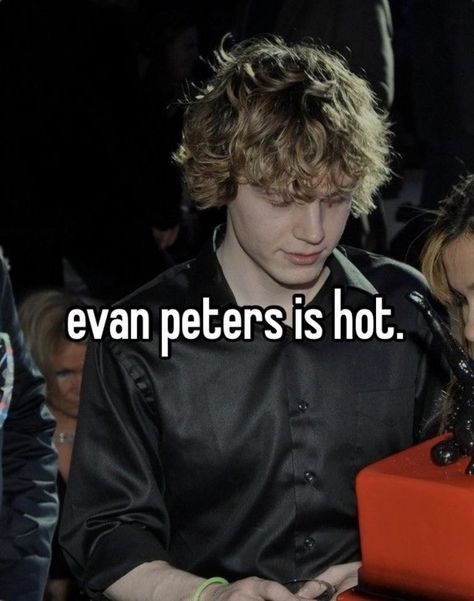 Funny Evan Peters Photos, I Heart Evan Peters, Evan Peters Funny Pictures, Evan Peters Wallpaper Iphone, Evan Peters Cute, Evan Peters Pfp, Evan Peters Funny, Evan Peters Icons, Evan Peters Wallpaper