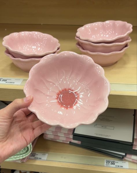 Pink bowl in the shape of a flower. Flower Pottery Bowl, Ceramics Ideas Pottery Bowl, Bowl Ideas Ceramic, Cute Pinch Pots, Clay Bowls Ideas, Ceramic Flower Bowl, Flower Bowl Ceramic, Ceramic Bowl Designs, Pinch Pot Designs