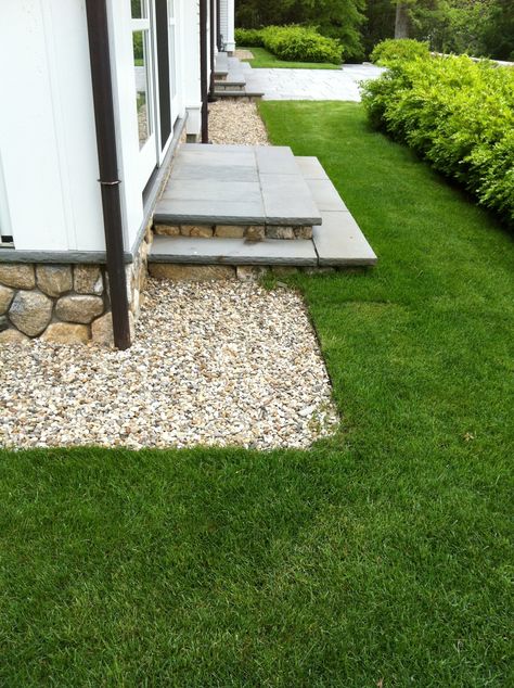 gravel drainage detail Diy Rock Landscaping Ideas, Gravel Patio Diy, Pea Gravel Patio, Landscape Drainage, Landscaping Around House, Gravel Patio, Stone Steps, Drainage Solutions, Garden Wallpaper