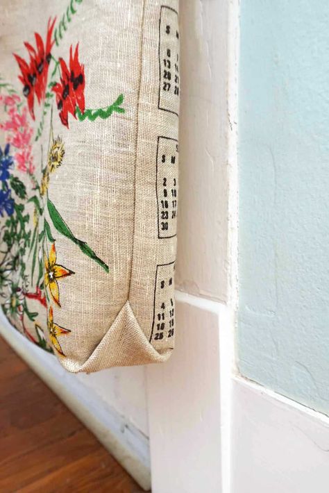 Learn how to make a DIY tote bag from a thrift store tea towel. This project is easy, cute, and budget friendly! Makes a great gift idea. Repurpose Tea Towels, Tea Towel Bag, Repurpose Reusable Shopping Bags, Grocery Bag Upcycle, Diy Easy Sewing Gifts, Repurposed Tea Towels, Burlap Sewing Projects, Diy Cloth Gift Bags, Linen Tea Towels Diy Sewing Projects