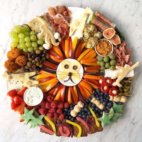 Animal Birthday Food Ideas, Lion King Fruit Platter, Safari Birthday Snack Ideas, Two Wild Birthday Party Snacks, Animal Themed Charcuterie Board, Safari Meat And Cheese Tray, Circus Charcuterie Board, Lion King Theme Food Ideas, Wild One Charcuterie Board