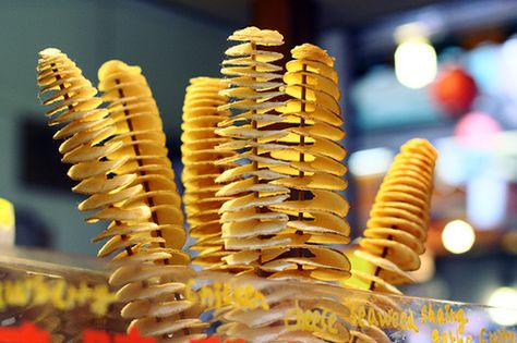 Homemade Fried Spiral Potatoes (Tornado Fries) | lansia does blog Spiral Potatoes, Types Of French Fries, French Fries Day, Potato Twister, Spiral Potato, Tornado Potato, Canadian Dishes, French Fried Potatoes, Street Food Market