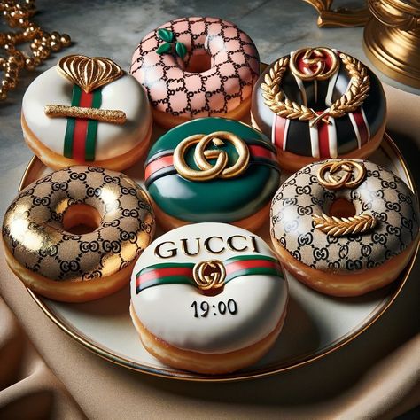 Would you eat Gucci dessert? | Instagram Gucci Party, Gucci Cake, Brand Party, Cupcake Cake Designs, Pink Birthday Cakes, Custom Birthday Cakes, Luxury Food, Holiday Snacks, Exotic Food