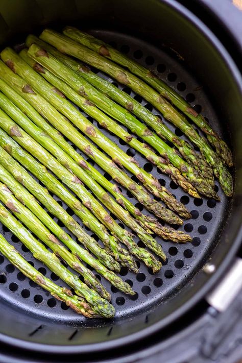 This Air Fryer Asparagus recipe is the perfect way to cook asparagus that makes it crisp, yet tender. Air fried asparagus is a quick and healthy roasted side dish that's ready in 10 minutes or less! Air Fried Asparagus, Asparagus In The Air Fryer, Parmentier Potatoes, Roast Asparagus, Roast Celeriac, Air Fryer Asparagus, Fried Asparagus, Tender Asparagus, Ways To Cook Asparagus