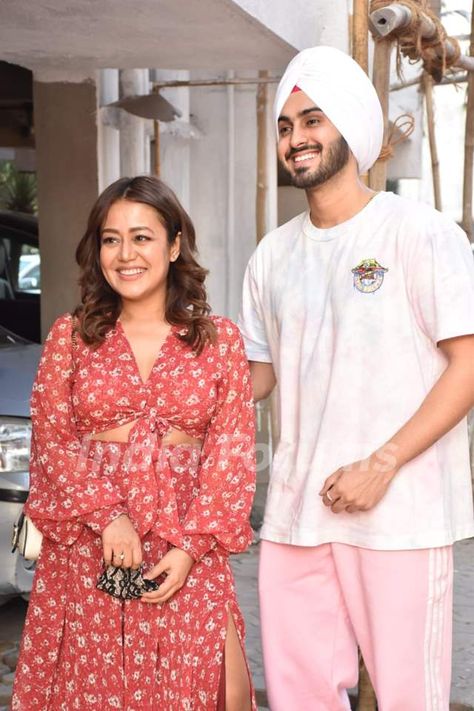 Get all the information about Neha Kakkar with husband Rohanpreet Singh snapped in Juhu... Rohanpreet Singh, Celebrity Couple, Diy Hair Scrunchies, Neha Kakkar, Foodie Instagram, 90s Bollywood, Sony Tv, Hair Scrunchies, Home Movies