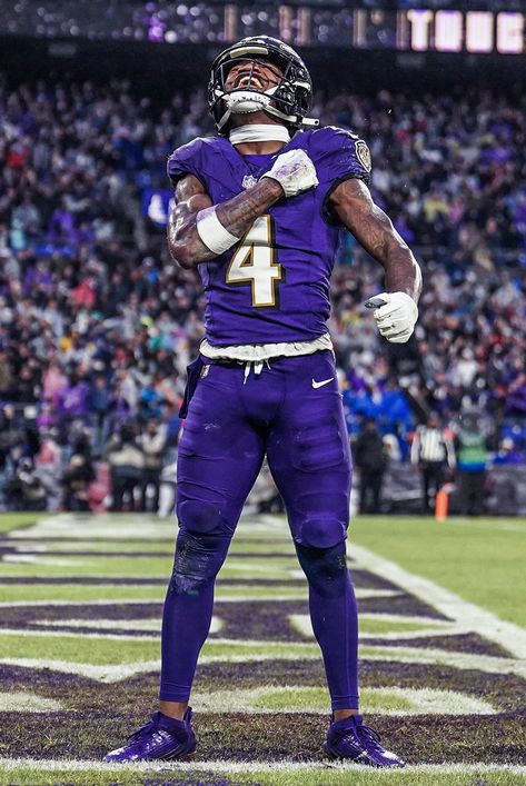 Zay Flowers, Funny Football Pictures, Cool Football Pictures, Drip Ideas, Nfl Wallpaper, Dream Physique, Football Drip, Football Pics, Baltimore Ravens Football