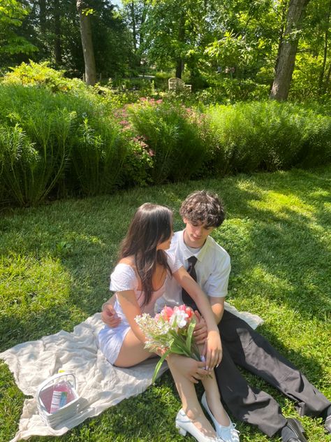 #couple #hopelessromantic #love #picnic #flowers #garden #dateideas #summer #couplepics #loverboy #rockstarromance Garden Couple Pose, Flower Garden Picture Poses, Couple Poses Garden, Garden Date Aesthetic, Couple In Field, Picnic Flowers, Garden Date, Picnic Pictures, Funny Lockscreen