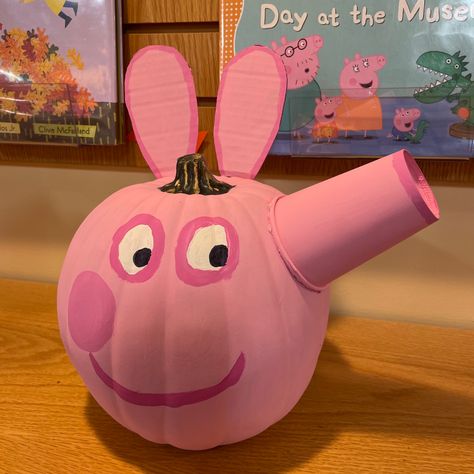 Pig Pumpkin Painting, Peppa Pig Pumpkin, Peppa Pig Painting, Pig Pumpkin, Book Character Pumpkins, Character Pumpkins, Painting Pumpkin, Pumpkin Books, Pig Painting