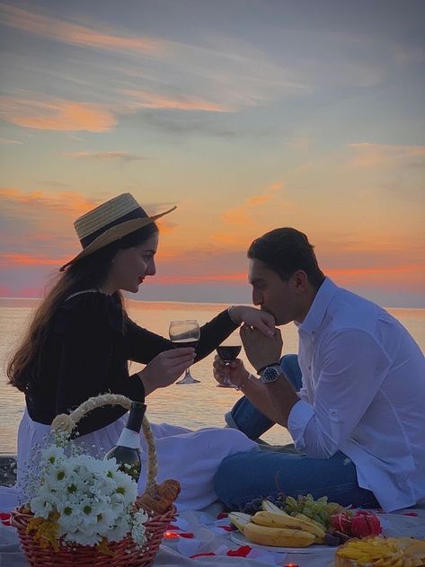 Beach Picnic Couple Photo Ideas, Summer Bucket List For Couples, Anniversary Photoshoot Ideas, Bucket List Ideas Summer, Bucket List For Families, Couple Picnic, Romantic Beach Picnic, Picnic Engagement Photos, Summer Bucket List For Teens