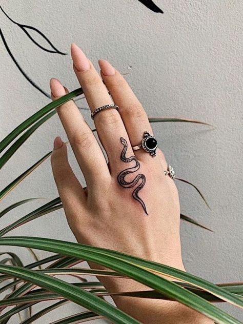 Aesthetic Snake, Wattpad Ideas, Amazing Aesthetic, Tattoos Hand, Tattoos Aesthetic, Tattoo Finger, Tattoo Snake, Tato Henna, Aesthetic Tattoos