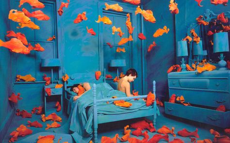 Example of complimentary color scheme blue/orange. Revenge of the Goldfish is a photograph of an installation completed in 1981 by contemporary artist Sandy Skoglund. Sandy Skoglund, Fishing Room, Surreal Scenes, Cindy Sherman, Monochromatic Color Scheme, Exeter, Art Plastique, Goldfish, American Artists