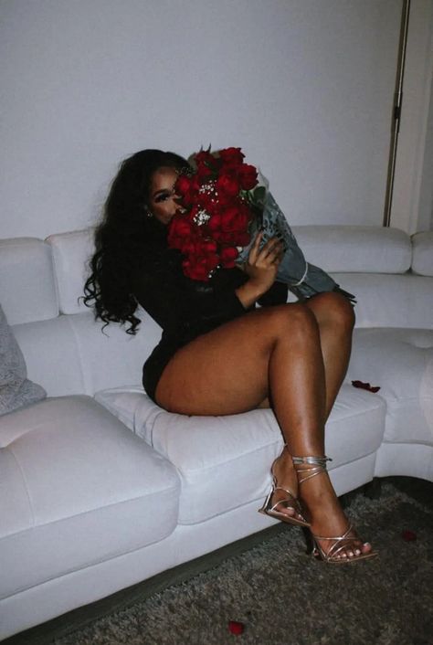 21st Birthday Photoshoot, Beautiful Photoshoot Ideas, Creative Photoshoot Ideas, Glam Photoshoot, Fun Photoshoot, Black Femininity, Photoshoot Themes, Photoshoot Concept, Bouquet Of Flowers