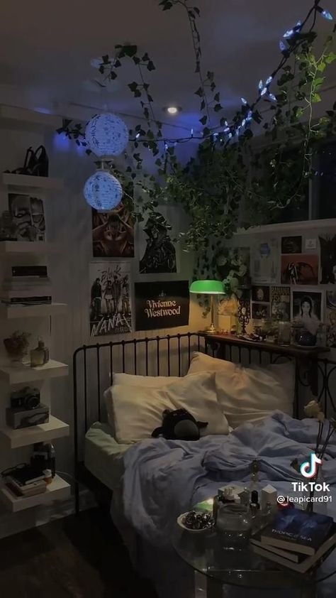 Grunge Aesthetic Bedroom, Grunge Bedroom Aesthetic, Bedroom Aesthetic Grunge, Bedroom Aesthetic Ideas, Grunge Bedroom, Chill Room, Grunge Fairy, Grunge Room, Room Deco