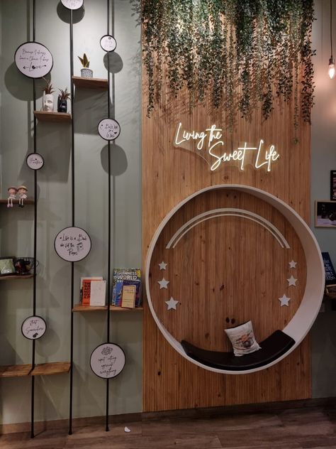 Cafe Statement Wall, Insta Corner Ideas, Instagram Wall Restaurant, Bakery Wall Design, Cafeteria Wall Design, Area Instagramavel, Instagram Wall Ideas, Cafe Wall Design, Cafe Ideas Design