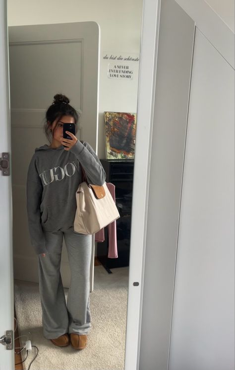 Cozy Joggers Outfit, Loose Grey Sweatpants Outfit, Baggy Sweatpants And Hoodie Outfit, Grey On Grey Outfit Sweats, Sweatpants Joggers Outfits, Grey Sweatpants And Hoodie Outfit, Wide Grey Sweatpants Outfit, Cream Longchamp Bag, Grey Sweatpants Outfit Girl