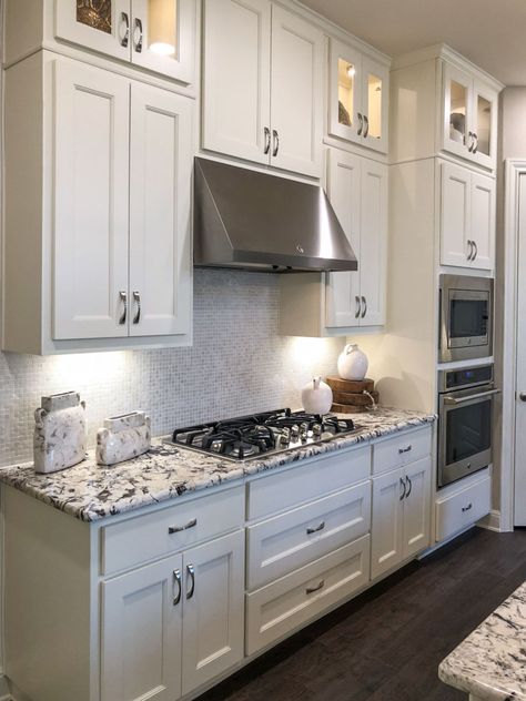 Large Drawers Under Cooktop Kitchen - TaylorCraft Cabinet Door Company Cooktop Kitchen, White Kitchen Traditional, Kitchen Cooktop, White Kitchen Backsplash, Kitchen Wall Cabinets, White Kitchen Decor, Kitchen Cabinet Styles, Traditional Cabinets, Door Company