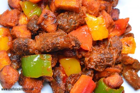 Close up picture of Nigerian Gizdodo recipe served up in a plate Gizzards And Rice, Peppered Gizzard, Yellow Baby Shower Theme, Turkey Gizzards, Gizzard Recipe, Naija Food, How To Cook Plantains, Gizzards Recipe, Small Chops