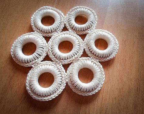 Crochet Ring Coasters Curtains Crochet, Yarn Art Diy, Crochet Ring Patterns, Plastic Rings Crafts, Crochet Ring, Plastic Rings, Knitted Washcloths, Crochet Rings, Cd Crafts