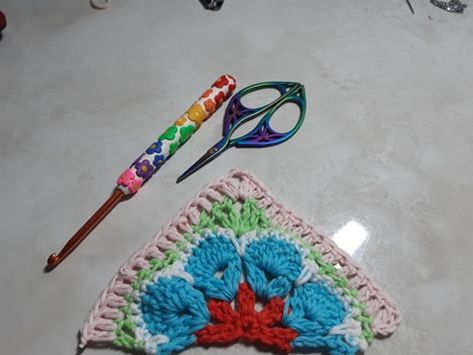 Half African Flower Crochet Pattern, African Flower Granny Square, Crochet African Flowers, Flower Granny Square, Slip Knot, Triangle Square, African Flowers, Half Square Triangles, Crochet Stuff