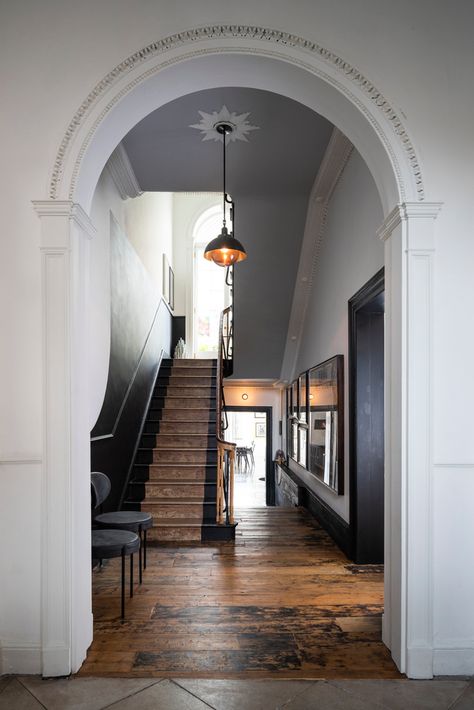 Black And White Townhouse Interior Design, Elegant Townhouse Interior, Modern Brownstone Interiors, Eclectic Brownstone, Townhouse Designs Interior, New York Townhouse Interior, Town House Interiors, Brownstone Interior Design, Modern Townhouse Interior