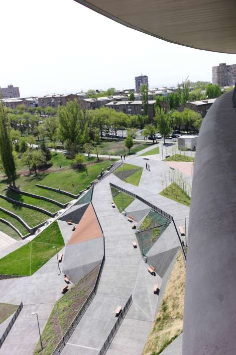 Designed by Bernard Khoury, the 6000-sqm TUMO Park is an outdoor extension to the TUMO Center for Creative Technologies in Yerevan, Armenia. The project connects the TUMO building to an existing pu… Urban Landscape Design, Public Space Design, Landscape And Urbanism, Landscape Architecture Design, Urban Park, Landscape Plans, Rooftop Garden, Parking Design, Inverness